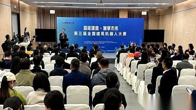 刷到个新闻，差点以为是科幻片。重庆那边，搞了个建筑机器人大PK。我跟你说，建