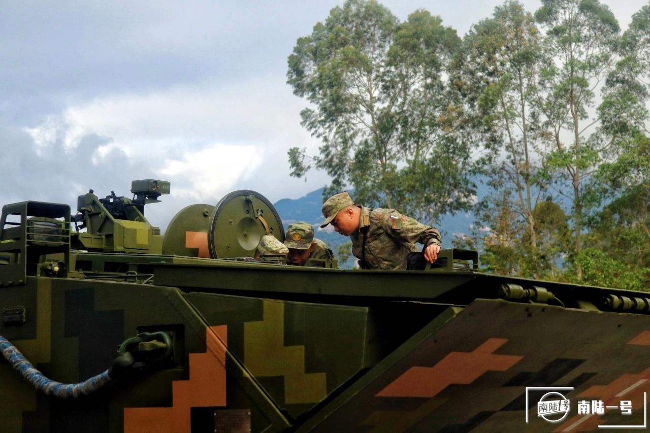 看上去是那款搭载遥控武器站的两栖炮兵侦察车。遥控武器站属于早期产品，早期轮式炮兵