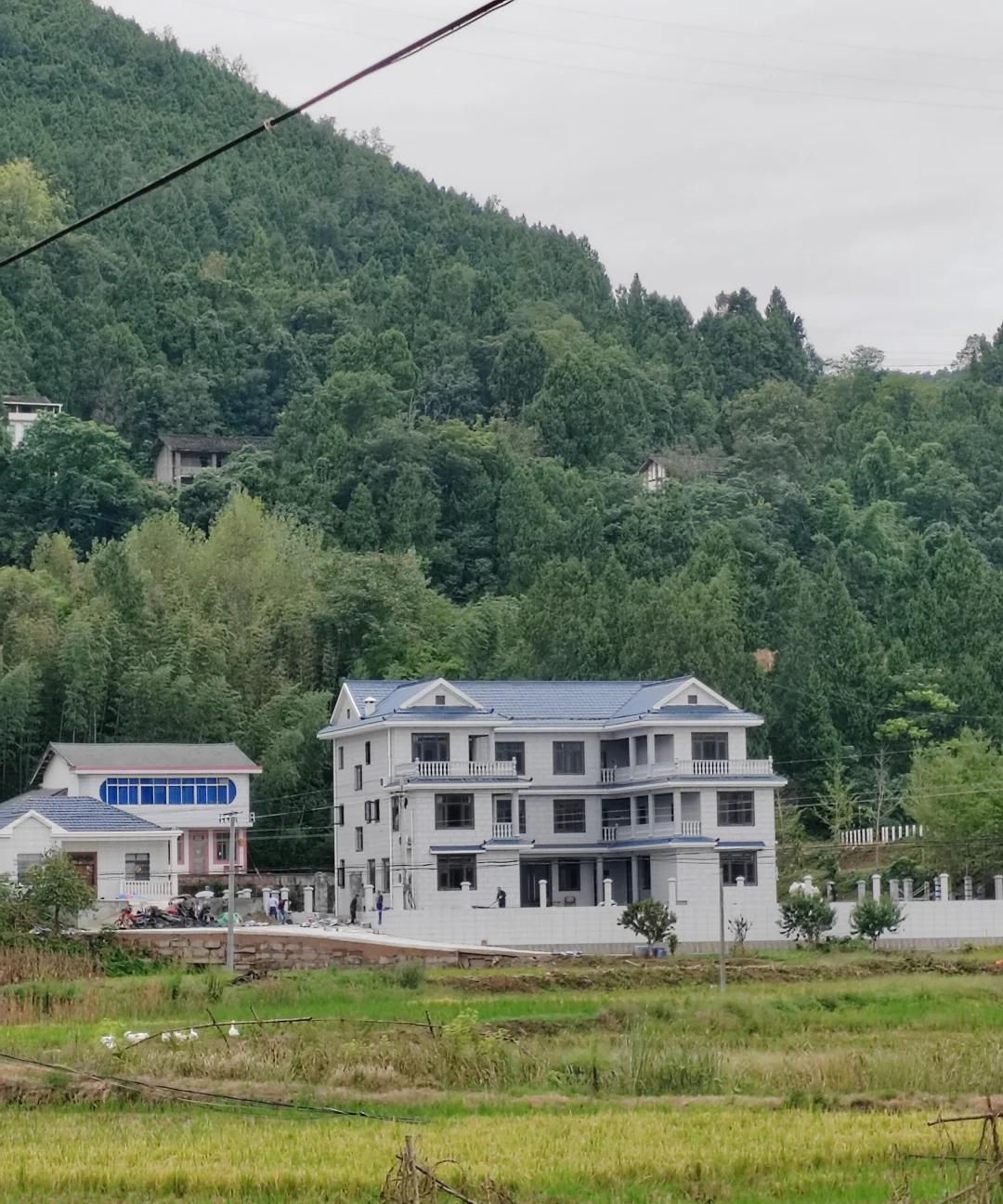 国庆回老家，老人又说想建新房现在农村条件越来越好，似乎家家都在谋划回村建房[
