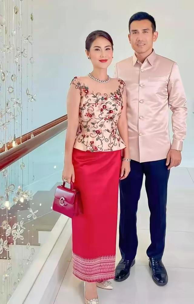 柬埔寨的洪森亲王的大女儿洪玛娜和她丈夫迪伟杰上将郎才女貌，十分般配，而且夫妻恩爱