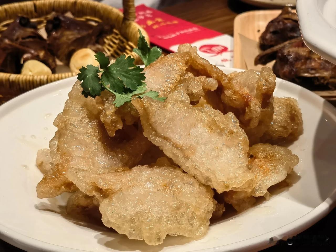 2025年5月8日，位于北京海淀区四季青新开业的鸽子窝餐厅成为美食热门之选。这家