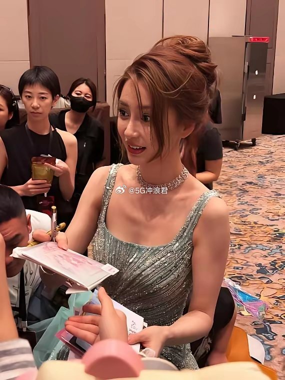 杨颖的团队已经意识到了，她的颜值虽然一直在线，顶流的热度还在，但存在一个很大的