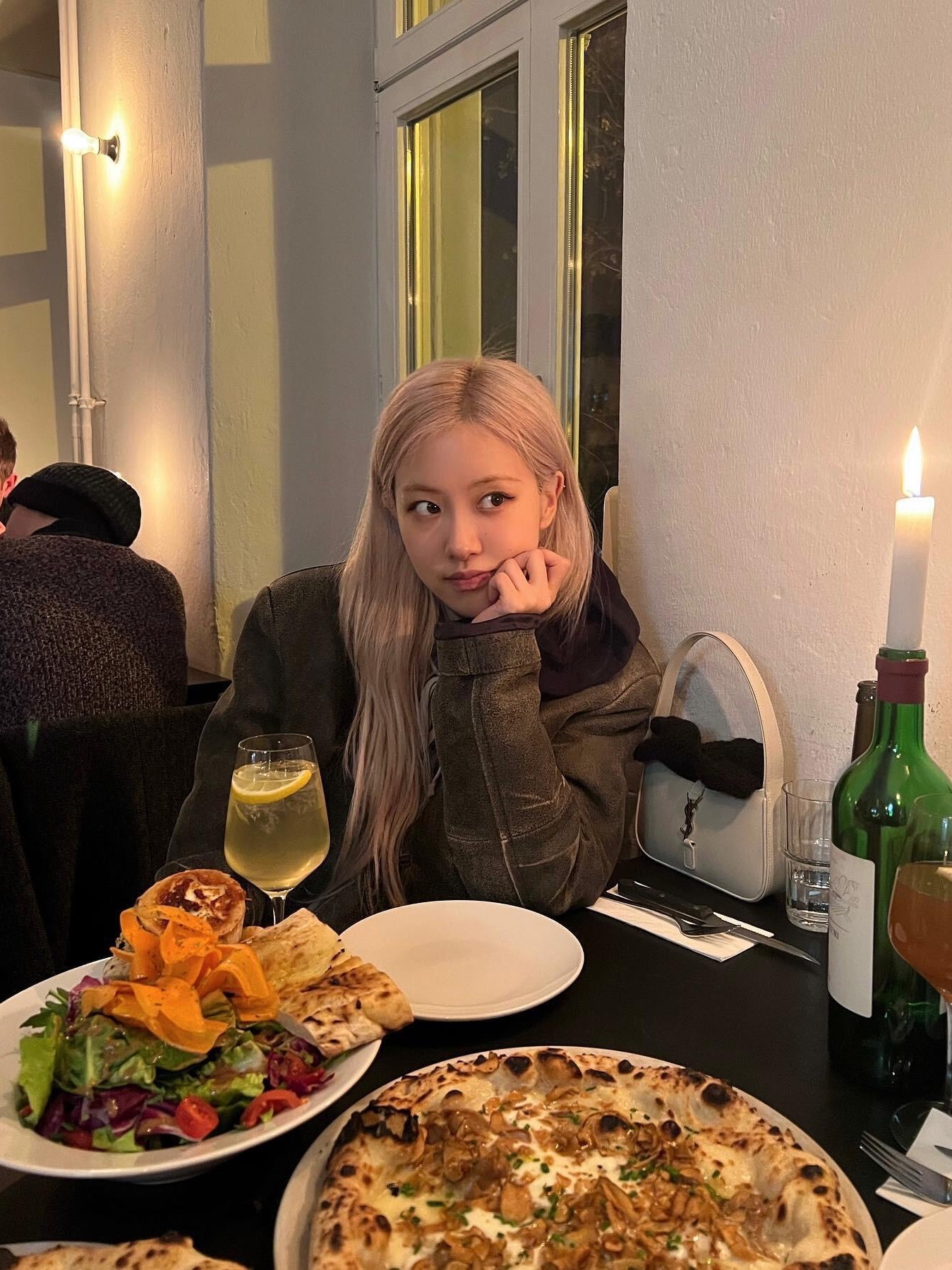 跟着朴彩英学吃饭拍照适合i人的小幅度出片姿势