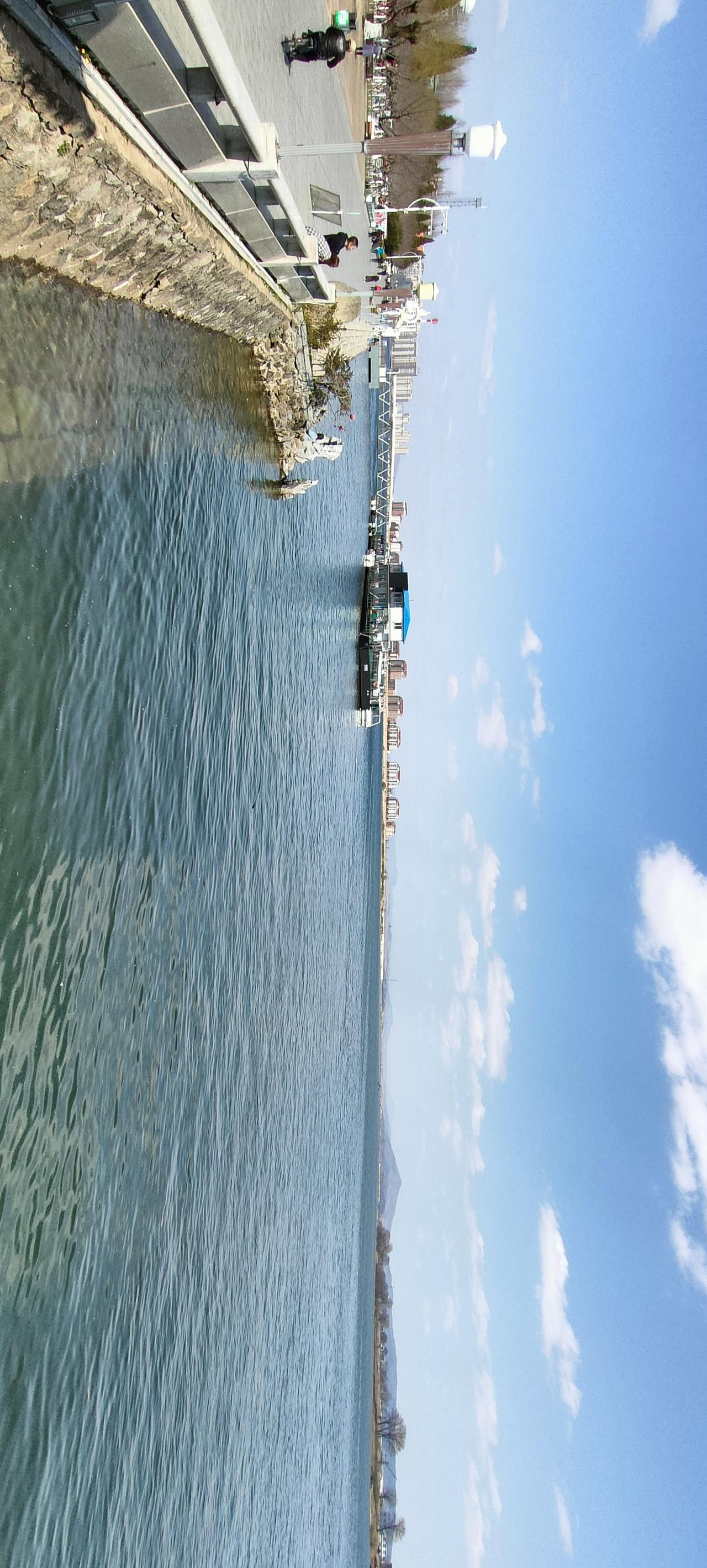 漫步海滨，感受微风拂面，享受悠闲时光。🌊🍃🏖️