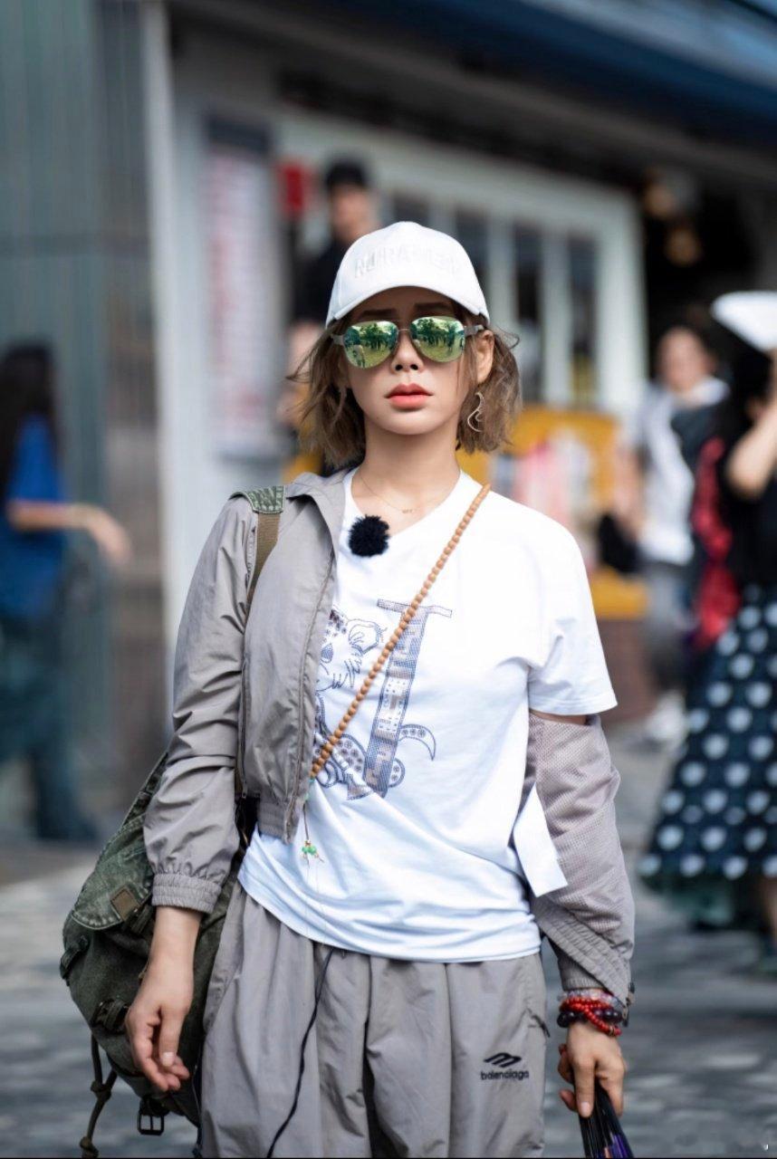 刘嘉玲说宁静很有女人味太认同刘嘉玲的话！宁静在厨房忙碌时又温暖又有魅力，上得厅