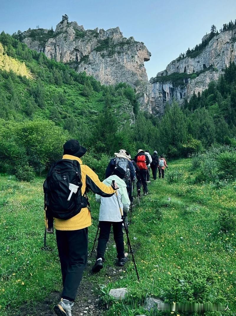 我闺蜜上个月离了。起因是她参加了徒步团。那个团二十来人，十八个是离婚的，我劝她