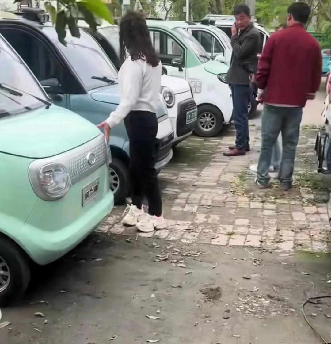 南阳四轮无牌“老头乐”路上不敢跑，小区放不下，卖着当废品。