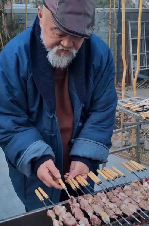 68岁的老戏骨李琦退休后，在街头摆摊卖起了烤串。有路人凑上前打听价格，李琦乐呵呵