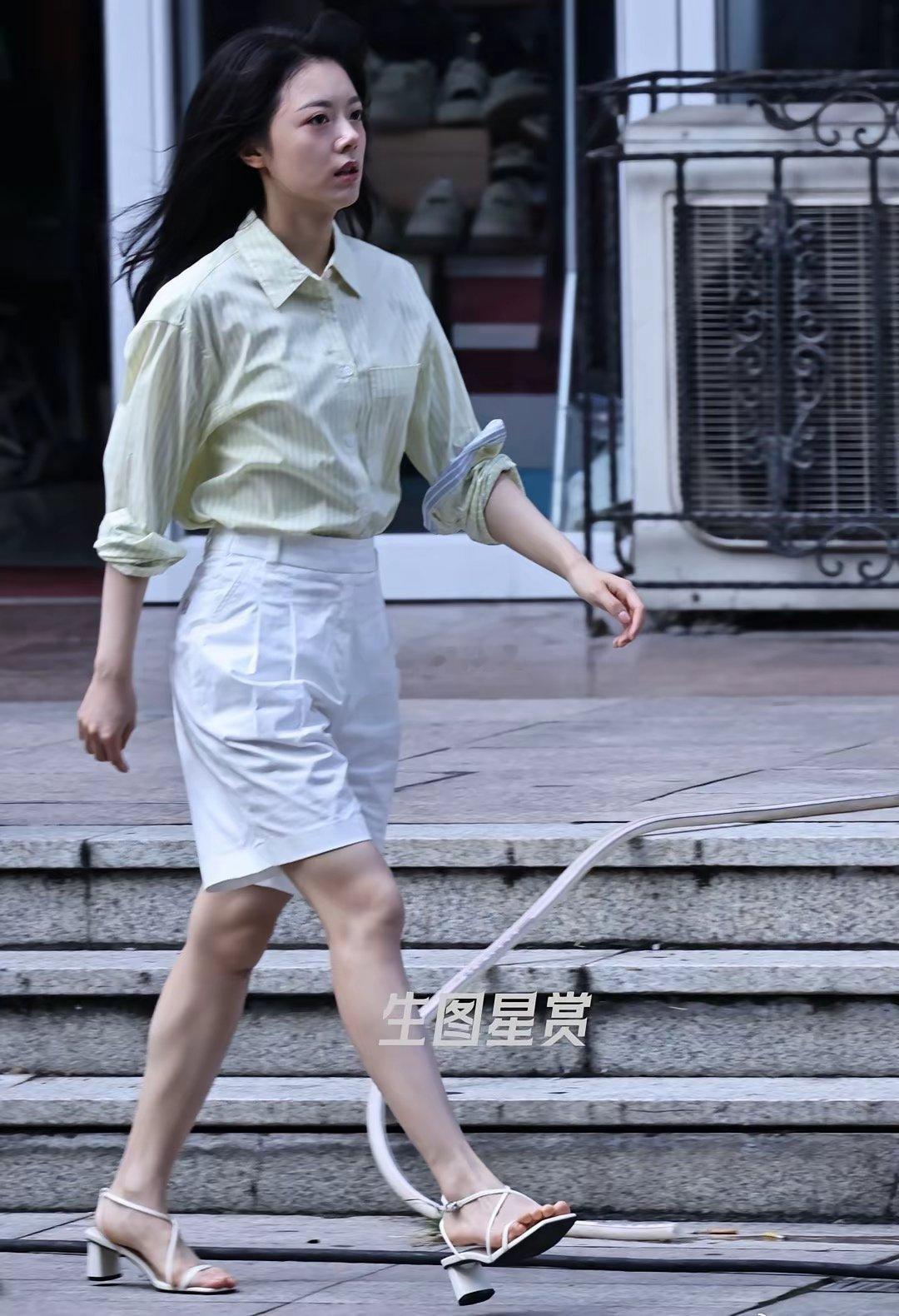 赵今麦剧照生图白色高跟好吸睛