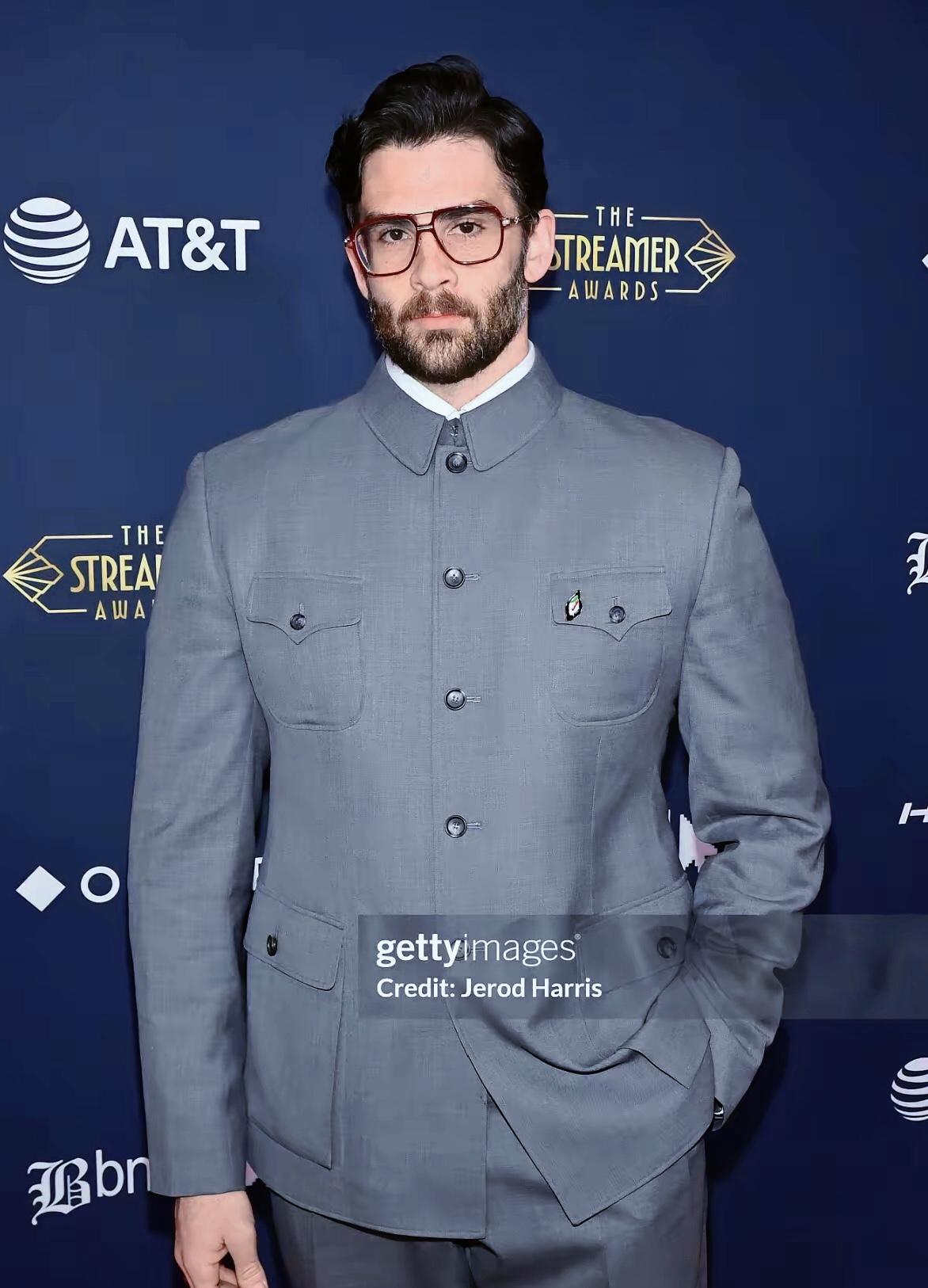 刷到一个很有意思的美国博主，他先去天安门看升国旗，直言感受到了独有的荣誉感，还感