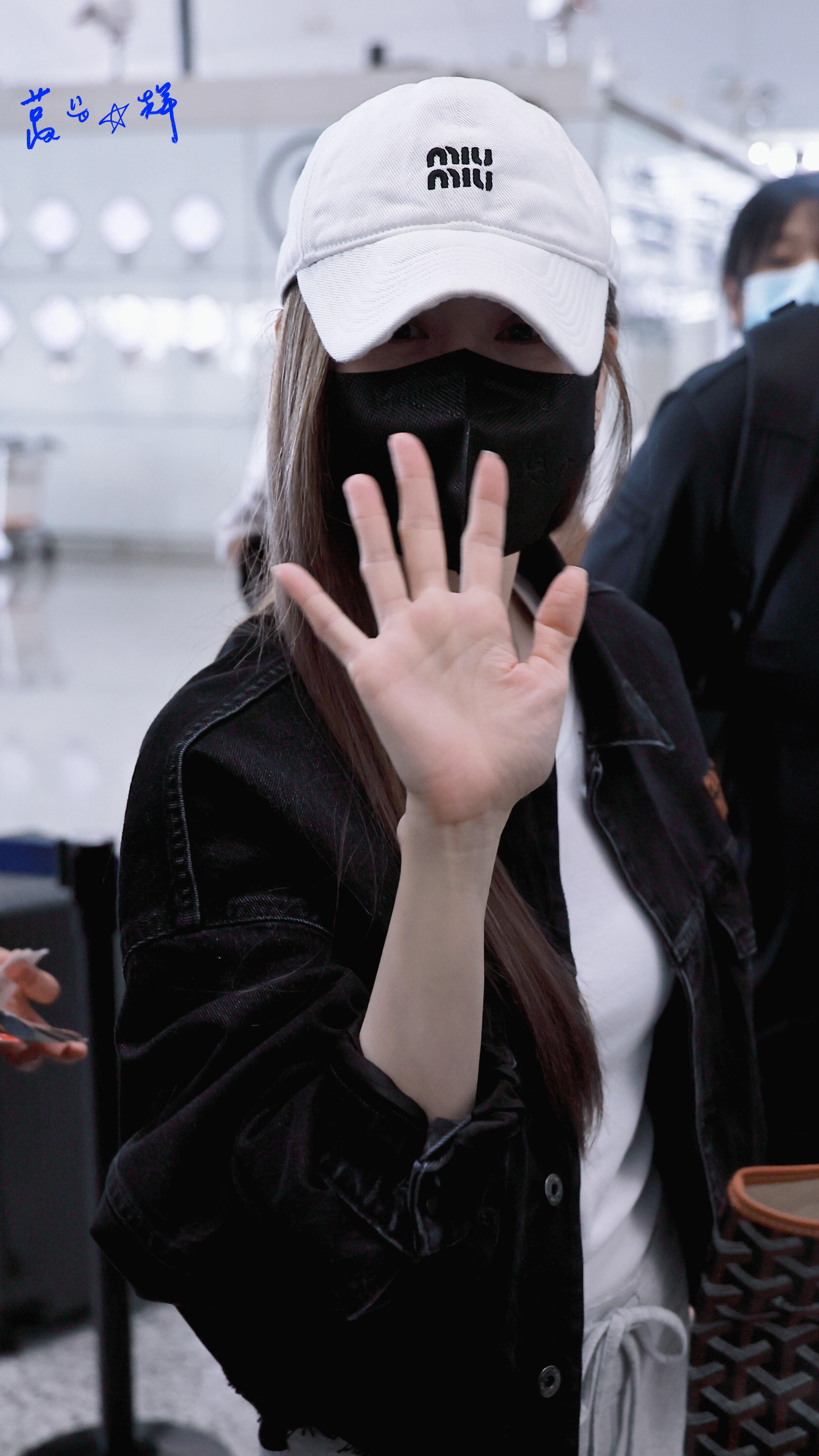 王心凌街拍简单又好看！黑灰色短款牛仔外套内搭白T,清爽利落，搭配灰色抽绳阔腿卫