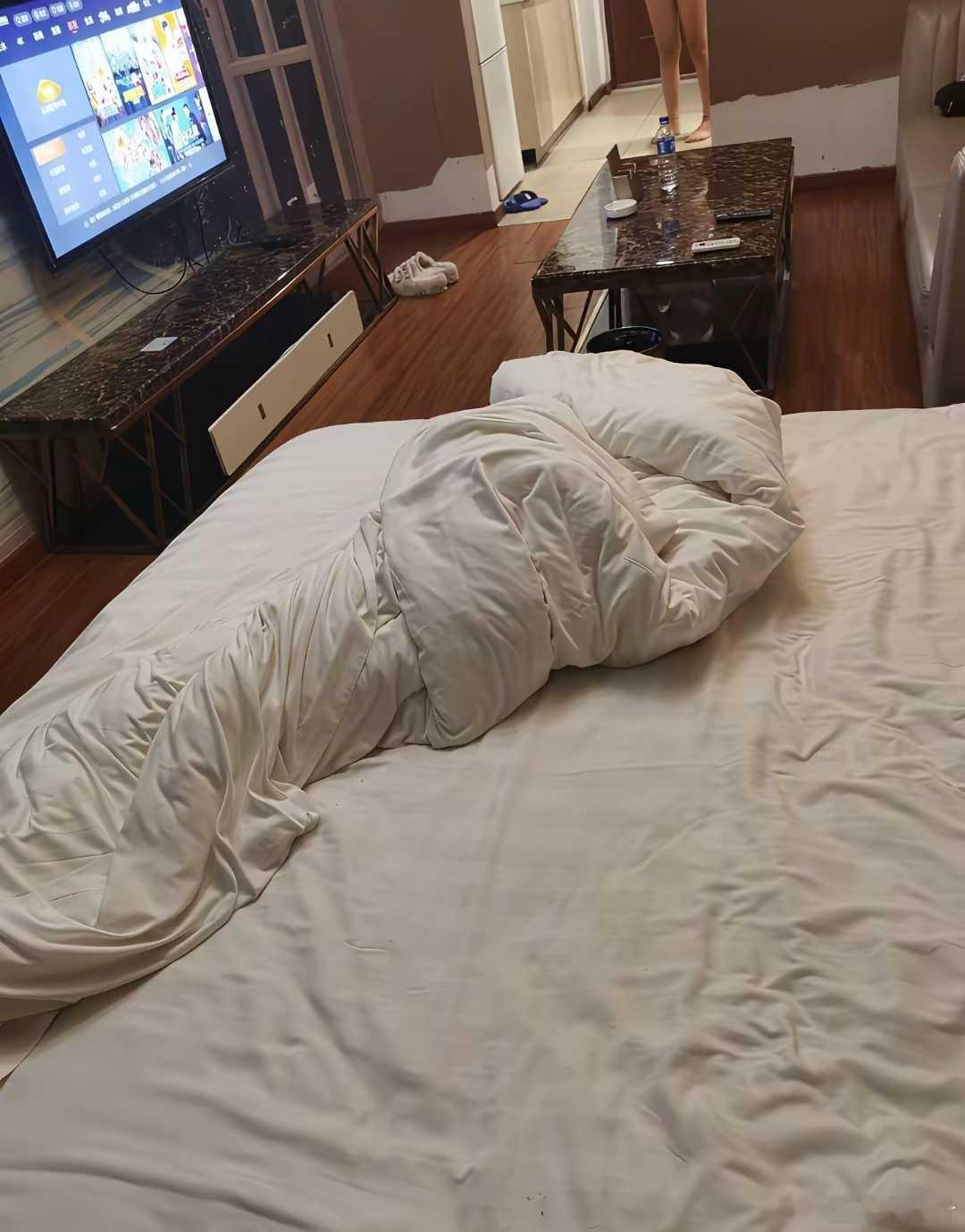 后来才知道，茶几会反光​​​