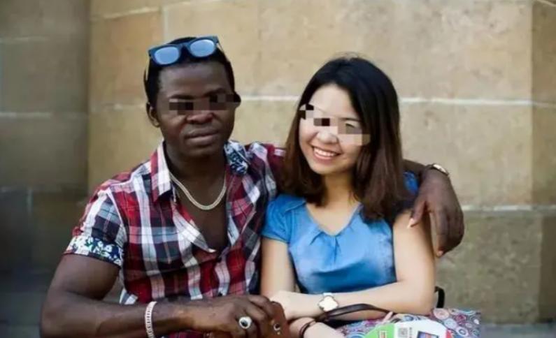 2002年，一个武汉女大学生被老师追问，是否跟黑人留学生发生过关系。女生当即否认