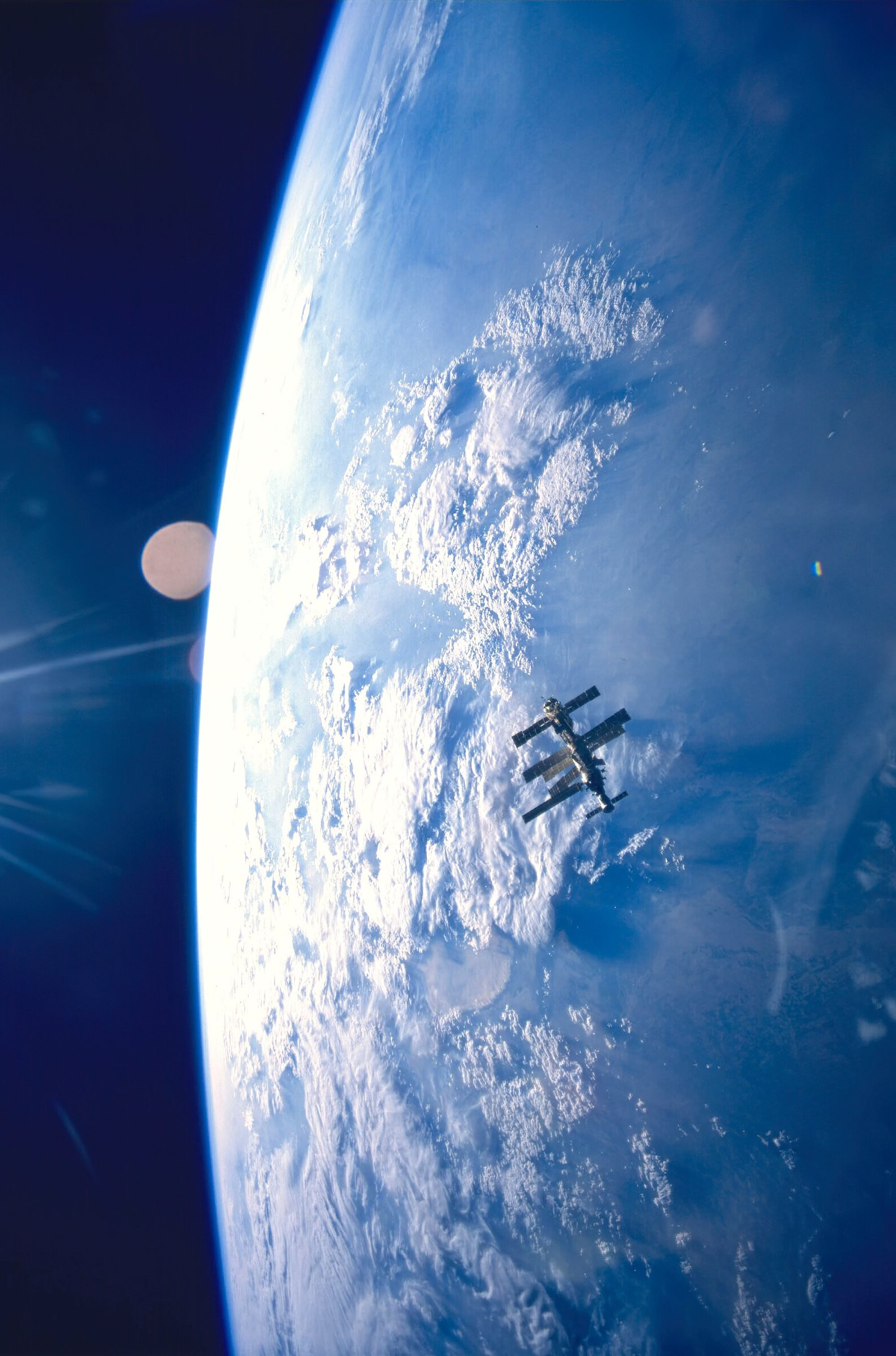 1995年。从发现号航天飞机上拍到的和平号太空站