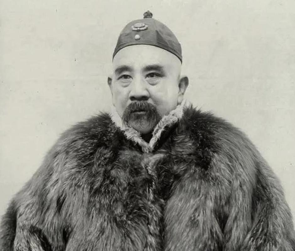 那天，张勋上床后，就枕在三姨太王克琴香软的肚皮上。然而，他刚入睡，就被弄醒了。气