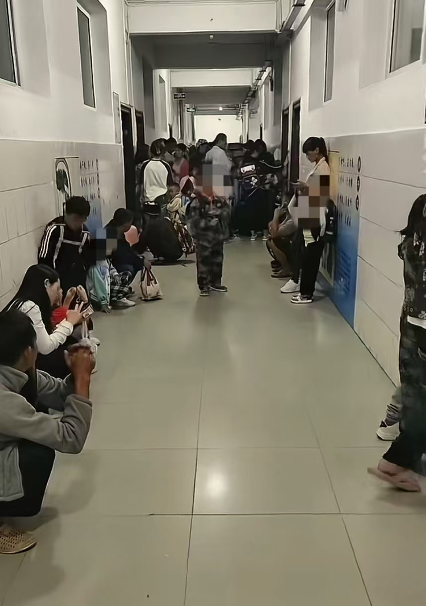 云南绿春小学生早上6点多到校晚上9点半下课? 教育局: 均不实, 寄宿制学校才有晚自习