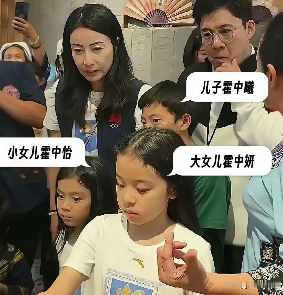 郭晶晶12岁的女儿霍中妍火了，她的正脸照被曝光，她不像妈妈，也不像爸爸，网友发现