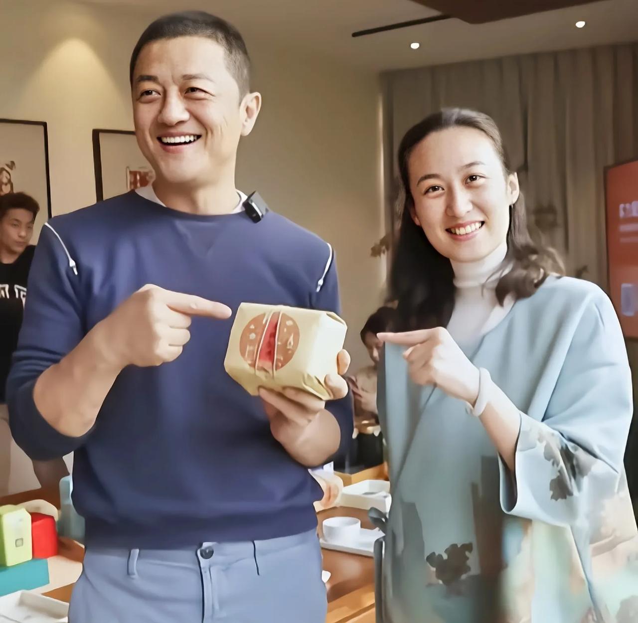 李亚鹏的女助理范俊雯，1.7米以上身高，八零后宝妈像二十多岁李亚鹏身边的女助理