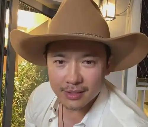 高云翔改名叫高晟晖，现在在天津老城区过着安稳小日子。身边是小他六岁的圈外老婆和