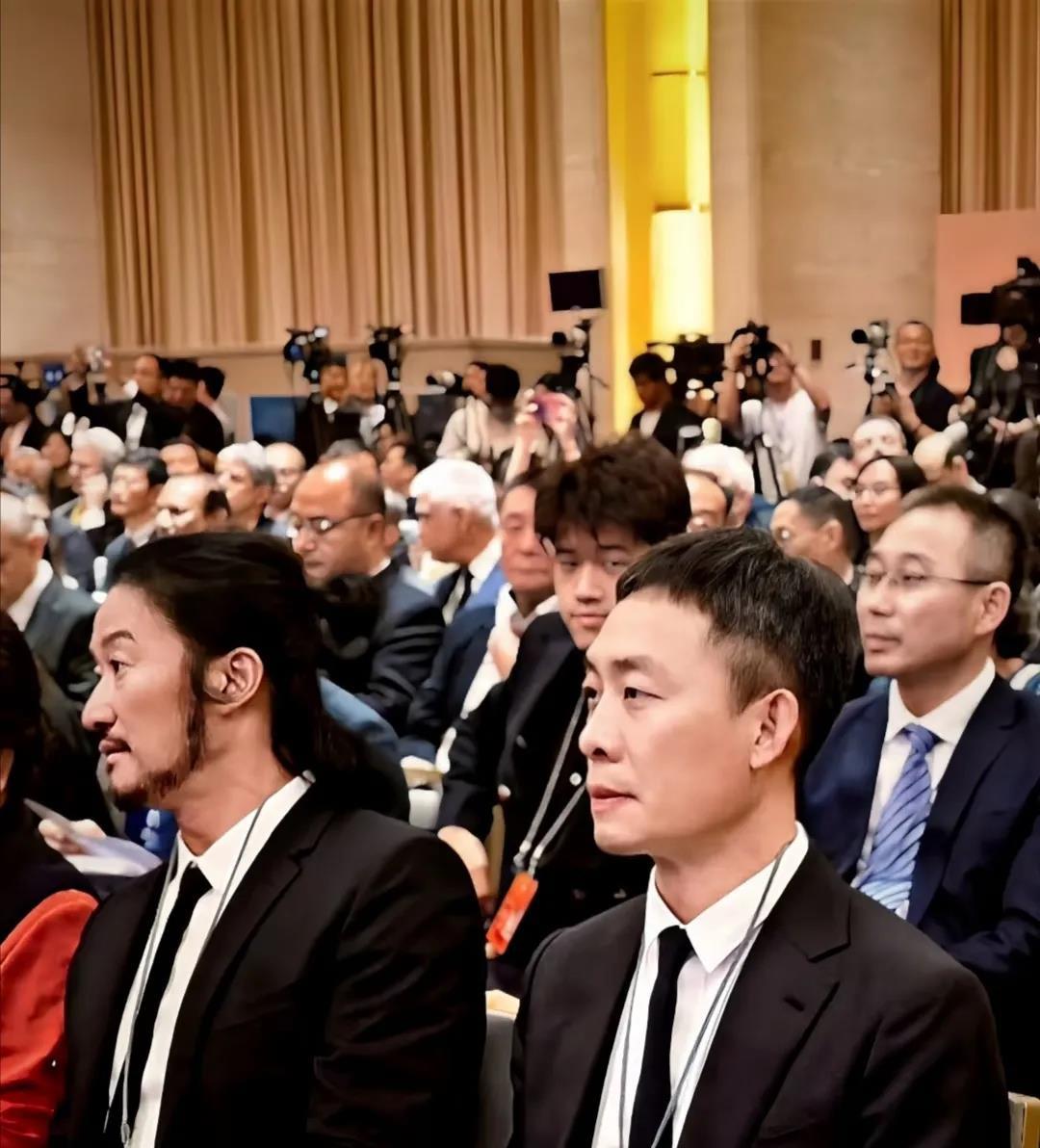 你们看出左边这人是谁了吗？