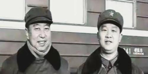 1981年，华国锋退下来了。组织部门的人专门找到他的秘书曹万贵，桌上摊开几份调令