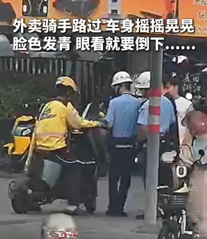 浙江义乌，外卖骑手经过交警身边，交警一把拦住他说：“把车停在这边！”骑手一惊，以