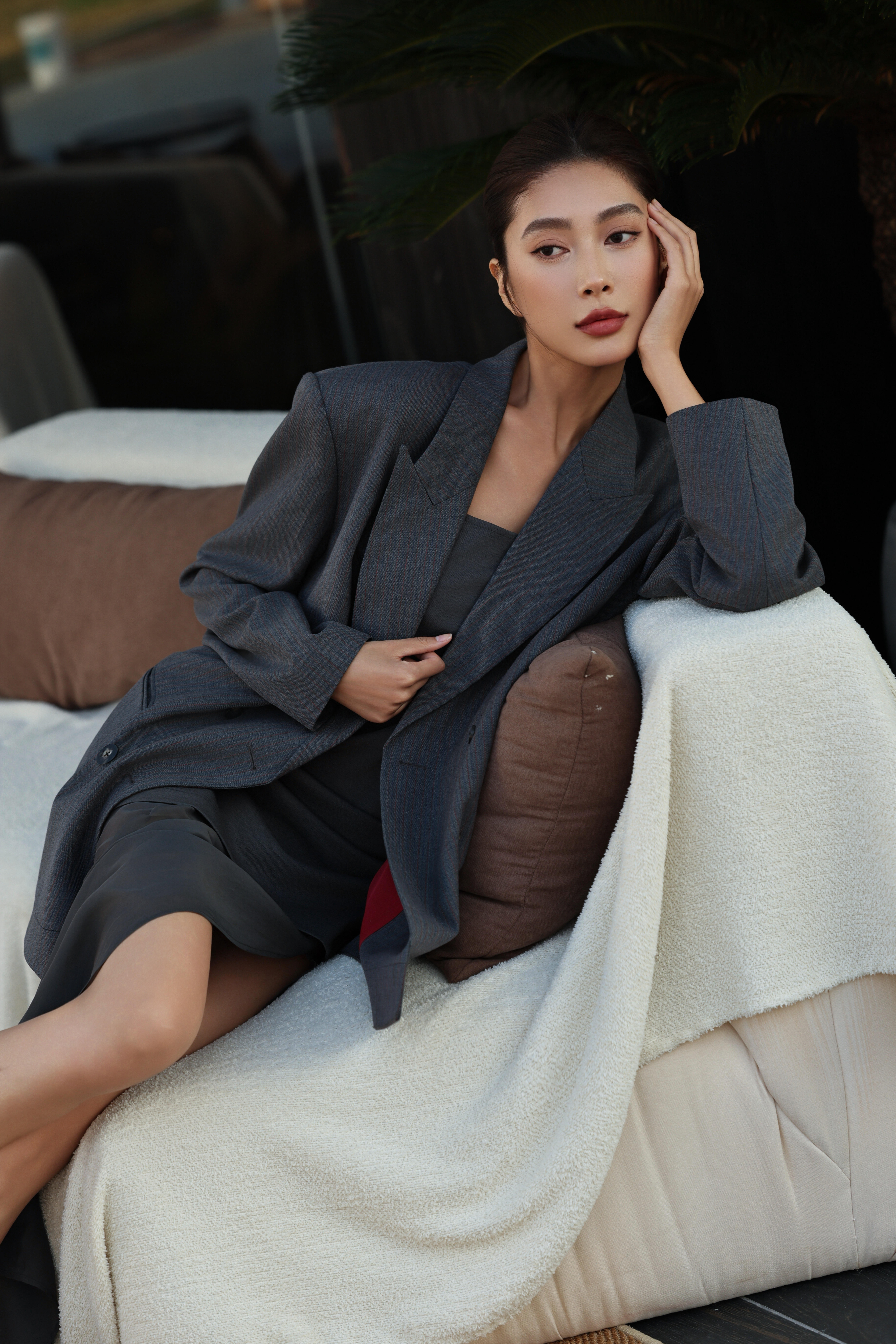 对灰色西装的偏爱，大概是因为它藏着我的两面性。职场上需要的利落和坚定，被西装的版