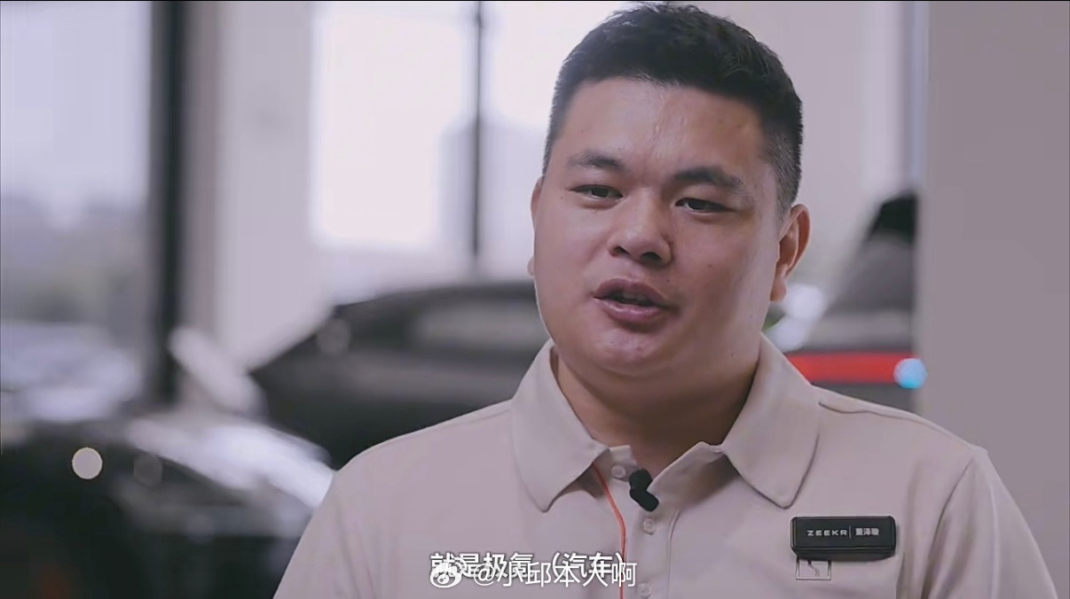 练了20年体育的小董，本来在老家拿着人人羡慕的教师编制，妥妥的“铁饭碗”。但他骨