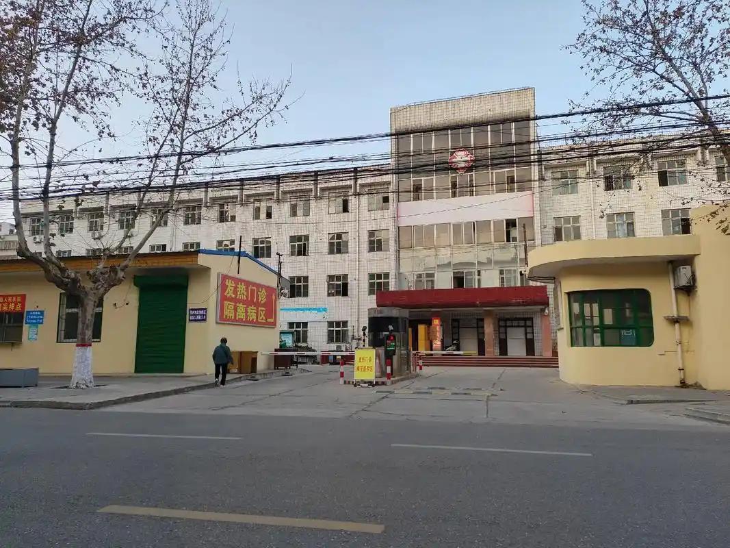 上个月回老家，跟我一个发小吃饭，他在隔壁县医院当院长助理，十几年了！聊着聊着