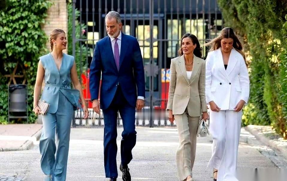 全家人的目光都跟随着她。国王、王后、未来的女王姐姐……今天，他们都不是主角。