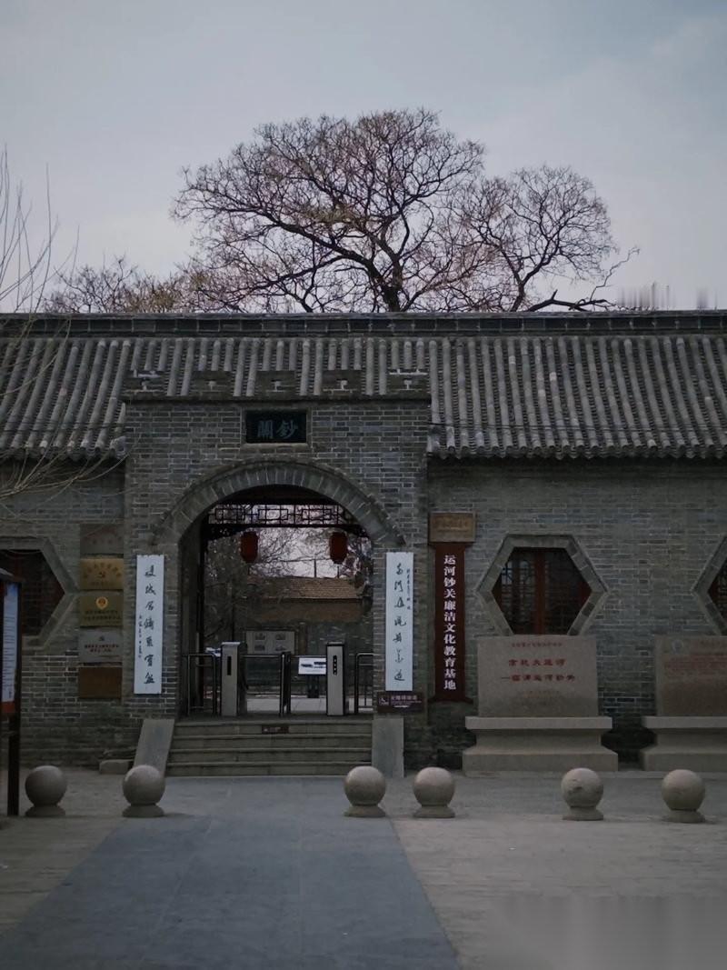 聊城旅游火了，五一期间接待游客240万人次，这一数字超过了泰安。把那个靠着“五岳