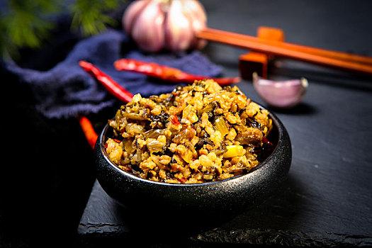 想要活得久，要管住嘴，这10个要记住：一、猪头肉，打死不吃。二、过夜饭菜，