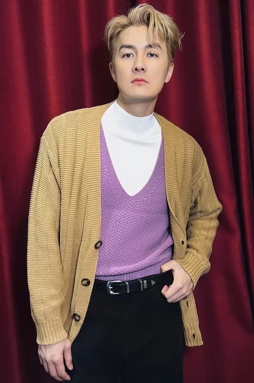 真理解不了吴克群了，该做的一样没做，没结婚，没孩子，没成家，而且马上就已经47岁