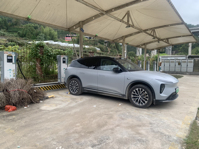 今天因为只准备充一半的电省一点换电费用(6次免费换电不一定够用)，去了一个乡下