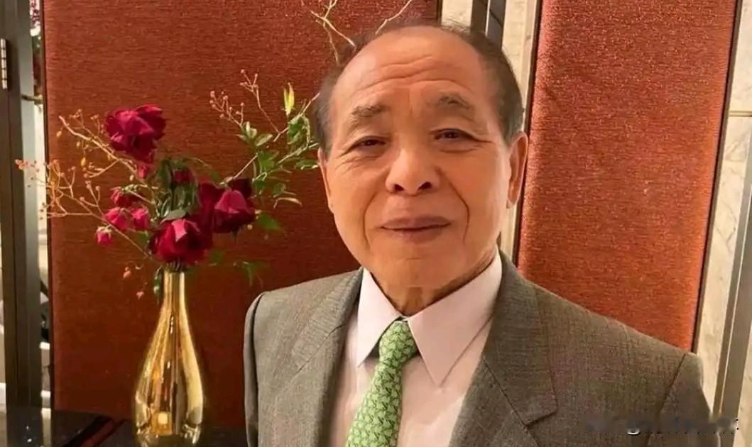 12月25日凌晨，西方沉浸在圣诞节的温馨氛围中，一架从东京悄然起飞的专机却打破了