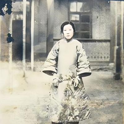 1925年，东北大名鼎鼎的女匪首张淑贞躲到妓院避难。有一回，她照例接客，谁知刚脱