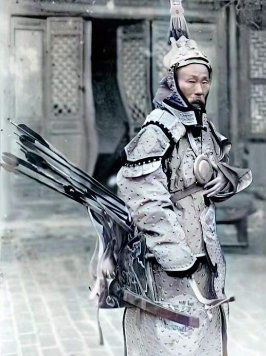 1903年，广西提督苏元春被押送京城将要斩首，他多年的同僚好友纷纷袖手旁观，唯有