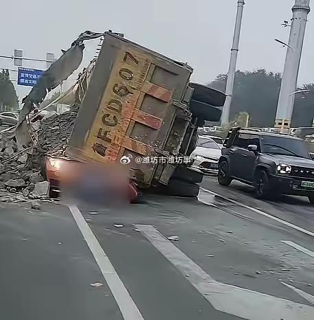 烟台宝马女教师为什么让人这么心疼？原因其实很简单，​她是44岁职校老师，可能