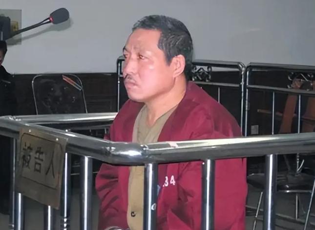 "疯子"何云昌：取下肋骨做项链送给爱人，把自己浇筑在水泥里面。2008年8月8
