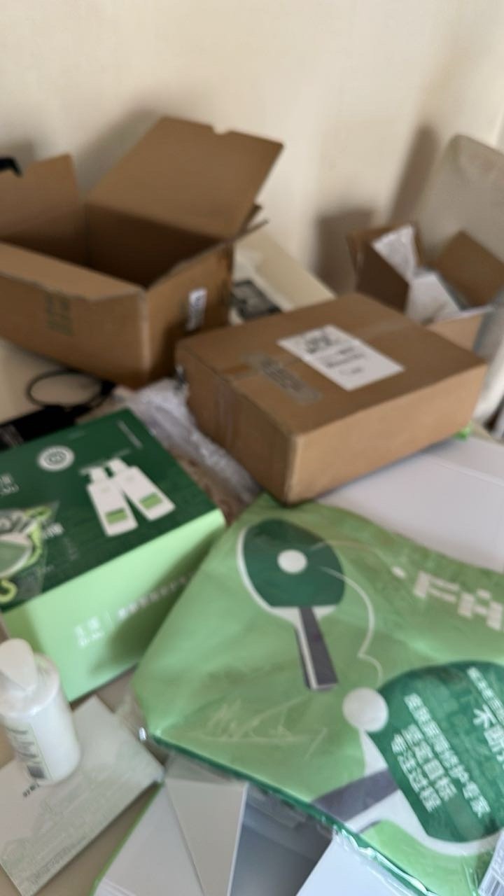 现在迫不及待拆快递的节奏是因为生怕品牌方太忙而少给到我周边🙈[大笑][大笑]！