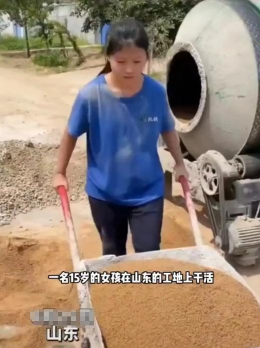 “看哭了！”山东，一男子路过工地时，看到一个年轻女孩在搬砖，就以为是来兼职打工的