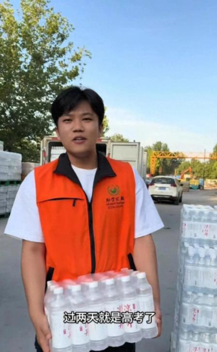 解清帅高考送水遭群嘲：公益还是洗白？网友怒怼‘别拿爱心当遮羞布’！