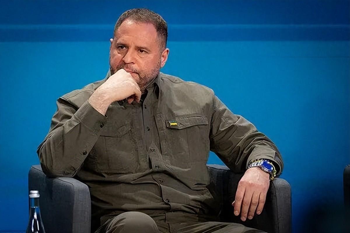 白旗不只在康斯坦丁诺夫卡前线升起，更在基辅的总统府上空飘荡。乌克兰的二把手叶尔马