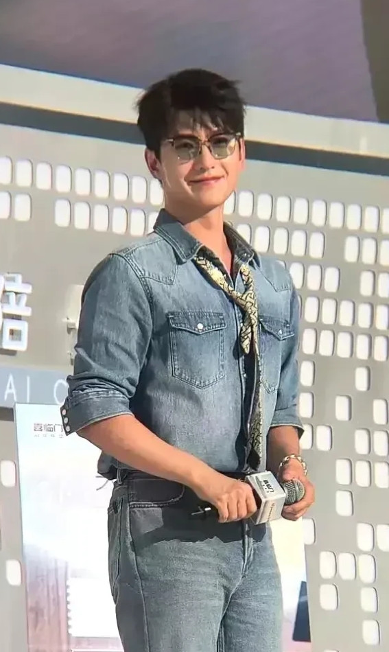 电视上看着一般般，真人巨帅啊。[哈哈笑][哈哈笑][哈哈笑]