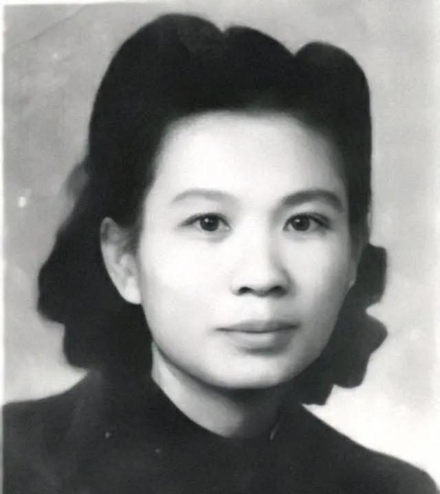 1975年，一名重庆的老农在一处废弃的碉堡残骸中意外发现了一具戴着手铐的女尸，然
