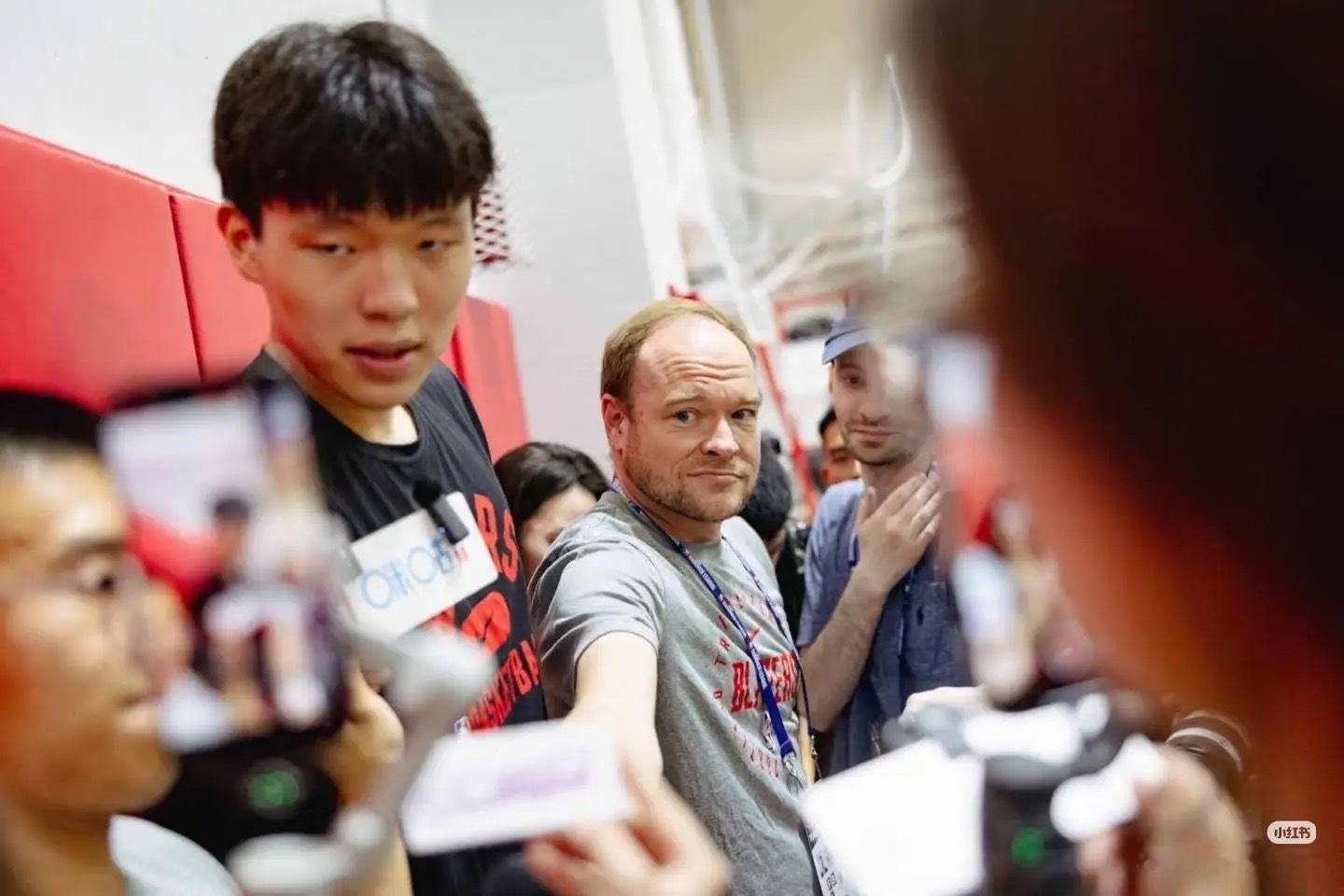 今天给大家介绍一下真正的开拓者队记:1.CaseyHoldahl（凯西霍尔