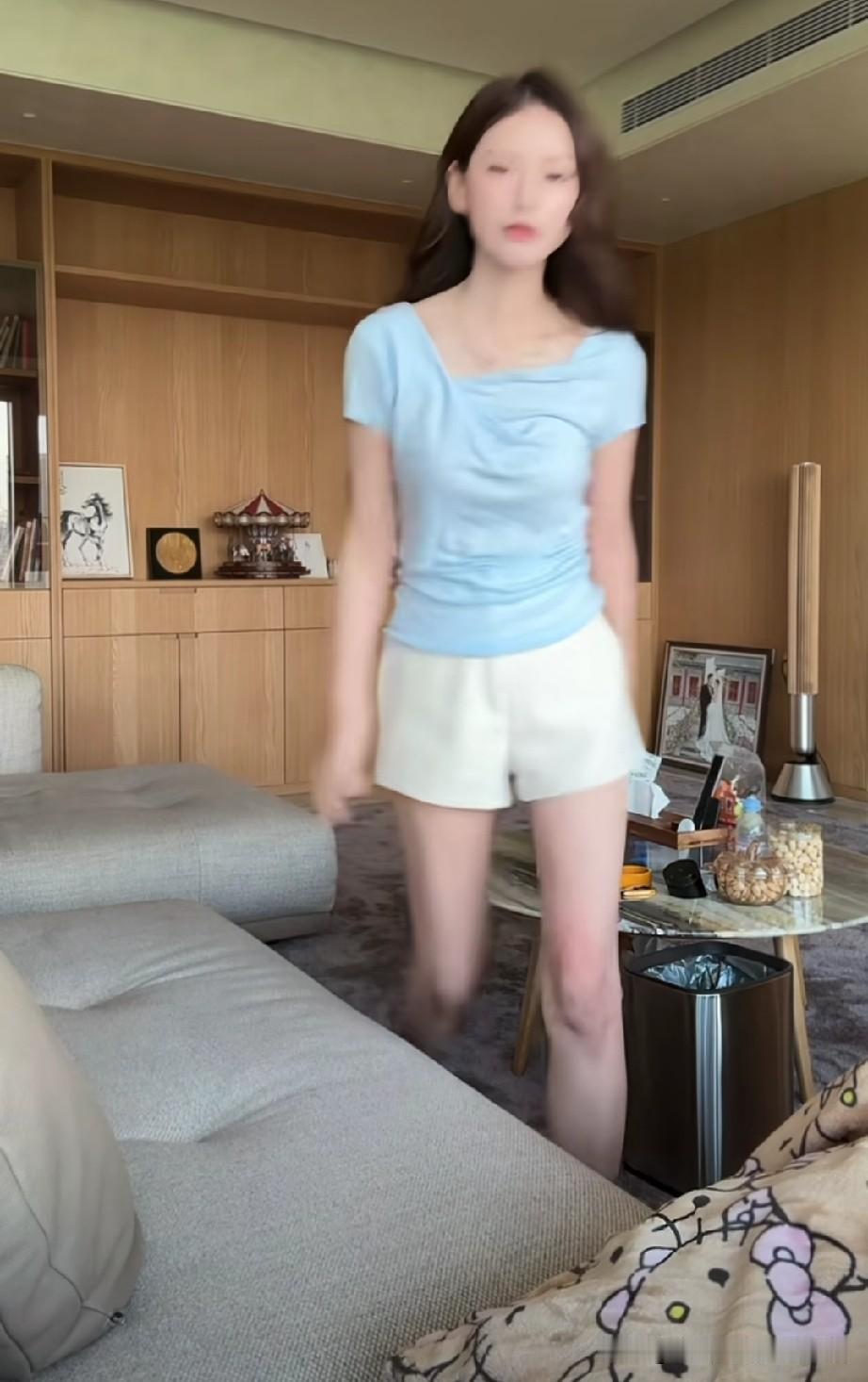 很难想象马晓梅已是产后三月的状态，身形窈窕依旧，眉眼间满是少女般的鲜活。如今的马