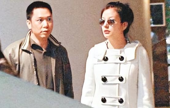 炸裂！2024年12月28日，赵薇官宣离婚后，台媒爆猛料：前夫出轨女儿老师，生私