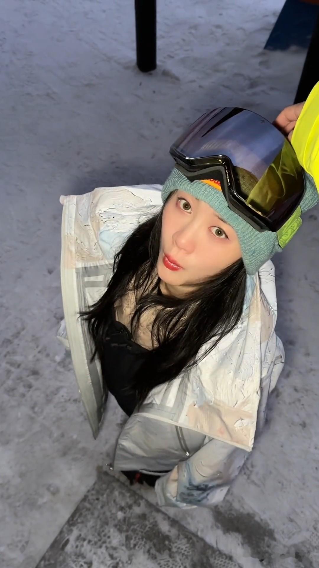 12月10日，李嘉格小男友更新vlog，并配文说道：“两个小小只。”李嘉格与