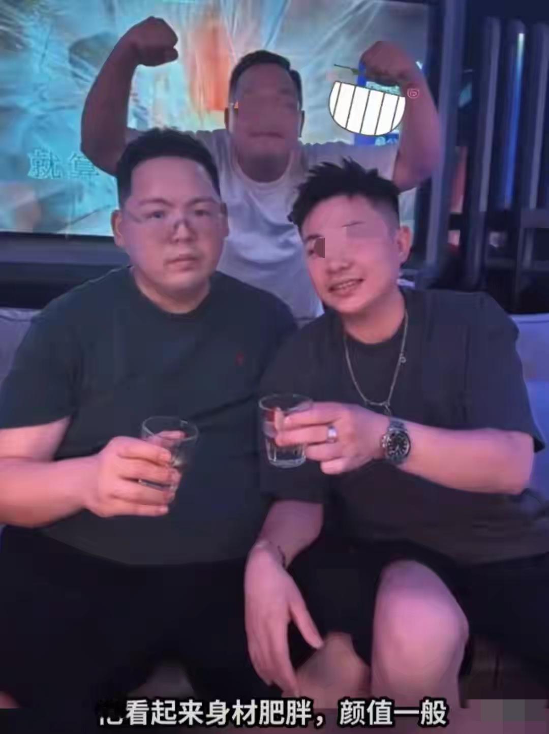 我感觉向佑长得比向佐帅，只是胖了点，向佑长得更像妈妈向太，向佐则长得像爸爸。